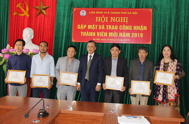 Chủ tịch Liên minh HTX Hà Nội Lê Văn Thư trao giấy chứng nhận cho các thành viên mới