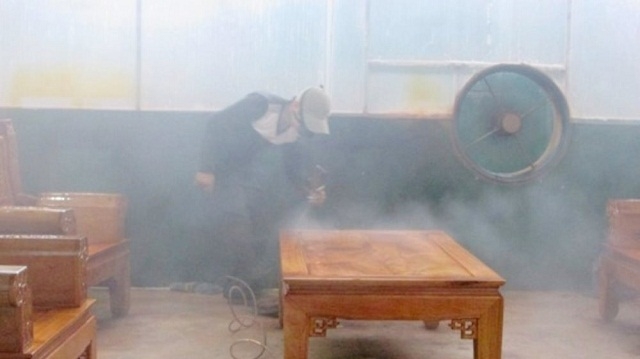 Phun sơn gây ô nhiễm không khí tại làng nghề mộc