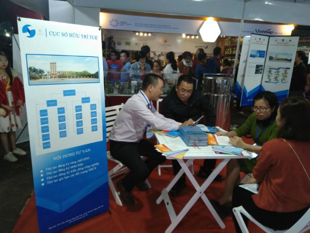 Cục Sở hữu trí tuệ tham gia gian hàng tư vấn cùng với một số đơn vị trực thuộc Bộ KH&CN tại vị trí trung tâm của Khu trình diễn, trưng bày sản phẩm.