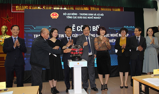 Các đại biểu nhấn nút khai trương hai trang thông tin