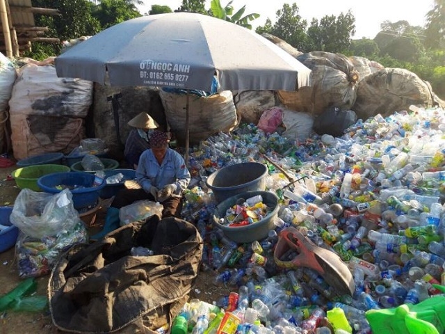 Người lao động tại HTX đang phân loại vỏ chai