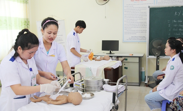 Sinh viên trường Cao đẳng Y tế Hà tĩnh đang thực hành nghề