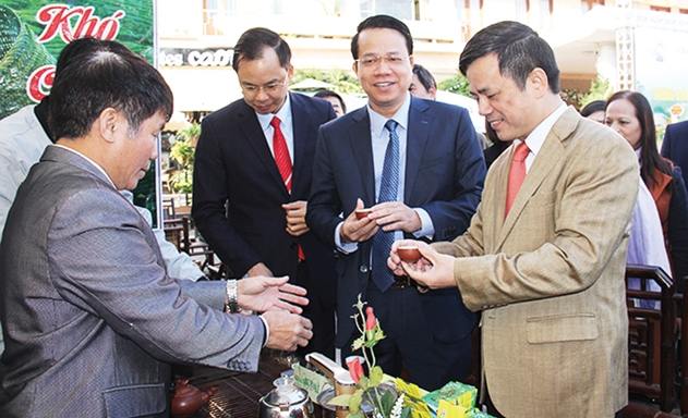 Phó Chủ tịch Nguyễn Văn Thịnh (ngoài cùng bên phải) trao đổi về các sản phẩm OCOP Thái Nguyên với lãnh đạo tỉnh Thái Nguyên