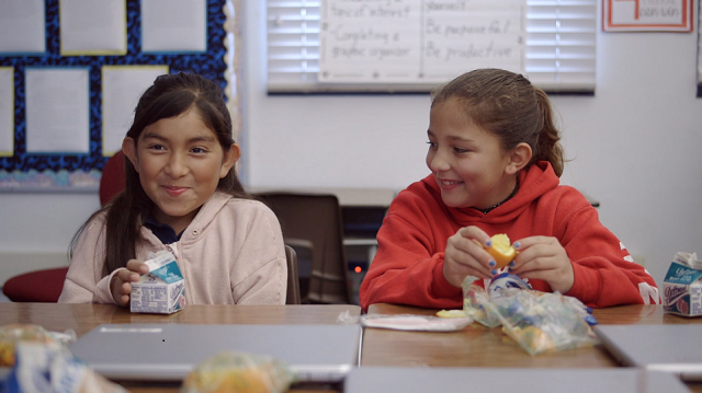 Tại Mỹ và nhiều quốc gia khác, sữa là loại thực phẩm thường xuyên có mặt trong bữa ăn tại trường của các em học sinh