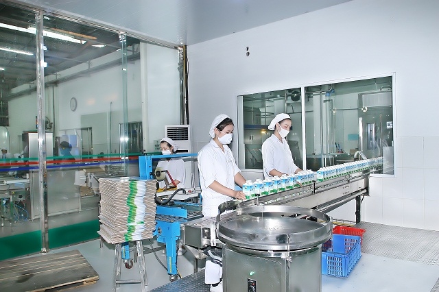 Nhà máy sữa của Mộc Châu có công suất ước đạt 250 tấn sữa/ngày (tương đương 150.000 hộp sản phẩm/giờ) với các sản phẩm chính như sữa tươi thanh trùng, sữa tươi tiệt trùng, sữa chua ăn, sữa chua uống…