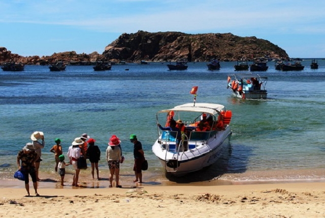 Khách du lịch tham quan Hòn Khô