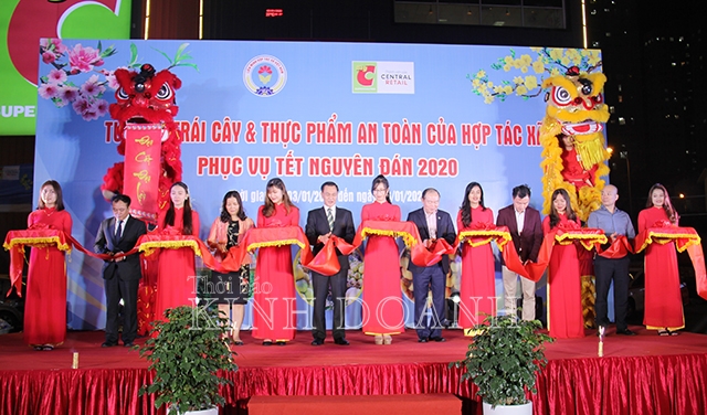 Lãnh đạo Liên minh HTX Việt Nam và các đại biểu cắt băng khai mạc