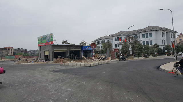 Các căn nhà xây tạm bợ, thậm chí lấn chiếm thêm che chắn tầm nhìn của người điều khiển phương tiện khi vào nút giao thông