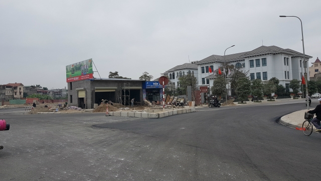 Các căn nhà xây tạm bợ, thậm chí lấn chiếm thêm che chắn tầm nhìn của người điều khiển phương tiện khi vào nút giao thông