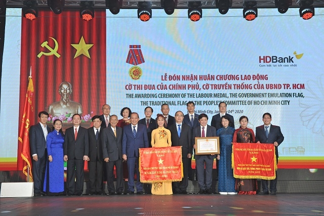 HDBank đón nhận sự chúc mừng của ông Trương Hoà Bình – Phó Thủ tướng Thường trực Chính phủ; ông Nguyễn Thiện Nhân – Bí thư Thành uỷ TP.HCM; bà Đặng Thị Ngọc Thịnh - Phó Chủ tịch nước; ông Trương Vĩnh Trọng - Nguyên Phó Thủ tướng; ông Nguyễn Thế Kỷ - Tổng Giám đốc Đài Tiếng nói Việt Nam; ông Đào Minh Tú – Phó Thống đốc Thường trực Ngân hàng Nhà nước; bà Nguyễn Thị Lệ, Phó Bí thư Thành ủy, Chủ tịch HĐND TP.HCM