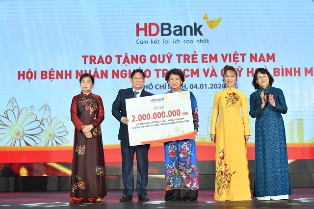 Trao quà từ thiện