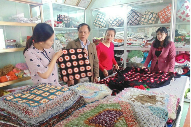 Học viên trao đổi kinh nghiệm sản xuất hàng thêu ren tại HTX thủ công mỹ nghệ An Dương.