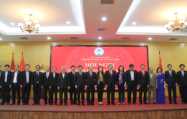 Các đại biểu chụp ảnh lưu niệm