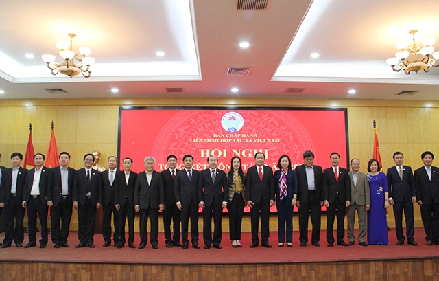 Các đại biểu chụp ảnh lưu niệm