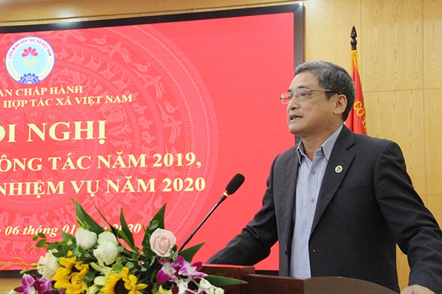 Chánh Văn phòng Liên minh HTX Việt Nam Phạm Ngọc Toại báo cáo tại Hội nghị