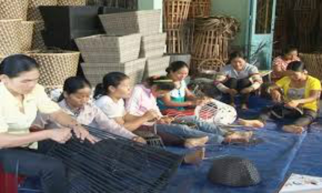 Dạy nghề thủ công cho lao động nông thôn.