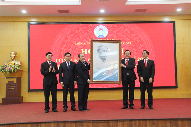 Lãnh đạo Liên minh HTX Việt Nam tặng tranh Bác Hồ cho Chủ tịch Uỷ ban Trung ương MTTQ Việt Nam Trần Thanh Mẫn