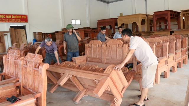 Khách hàng chọn mua sản phẩm của HTX Mộc Bãi Ổi