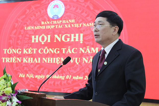 Phó Chủ tịch Liên minh HTX Việt Nam Lê Văn Nghị báo cáo tại Hội nghị