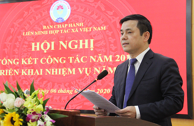 Phó Chủ tịch Liên minh HTX Việt Nam Nguyễn Văn Thịnh báo cáo tại Hội nghị