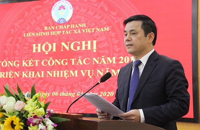 Phó Chủ tịch Liên minh HTX Việt Nam Nguyễn Văn Thịnh báo cáo tại Hội nghị