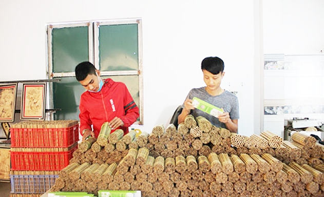 Ống hút bằng tre do HTX sản xuất