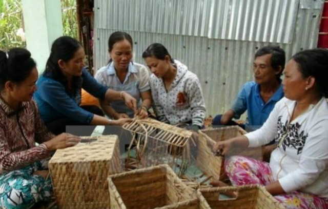 Đan đát là một trong những nghề thu hút rất nhiều lực lượng lao động nữ nông thôn theo học và làm việc tại Trà Vinh.