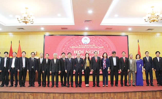 Các đại biểu chụp ảnh lưu niệm