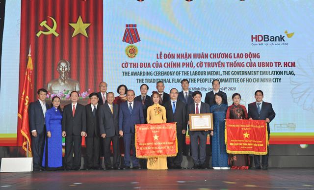 HDBank đón nhận sự chúc mừng của lãnh đạo.