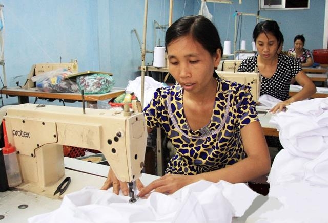 Lao động nông thôn sau khi học nghề được làm việc tại HTX May công nghiệp Mai Đức, xã Hoàng Ninh (Việt Yên).