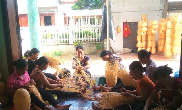 Huyện Vĩnh Lộc phối hợp tổ chức lớp học nghề đan chao đèn lồng xuất khẩu nhằm tạo việc làm cho lao động nông thôn