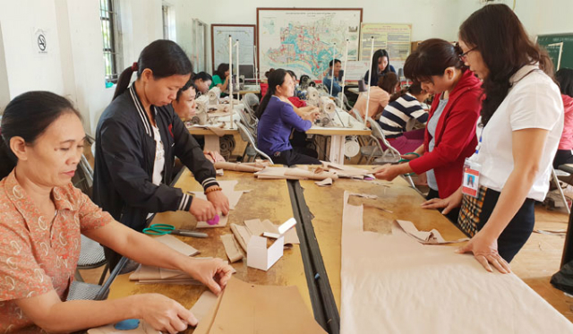 Nghề kỹ thuật may công nghiệp mang đến cơ hội việc làm cho nhiều lao động nông thôn.