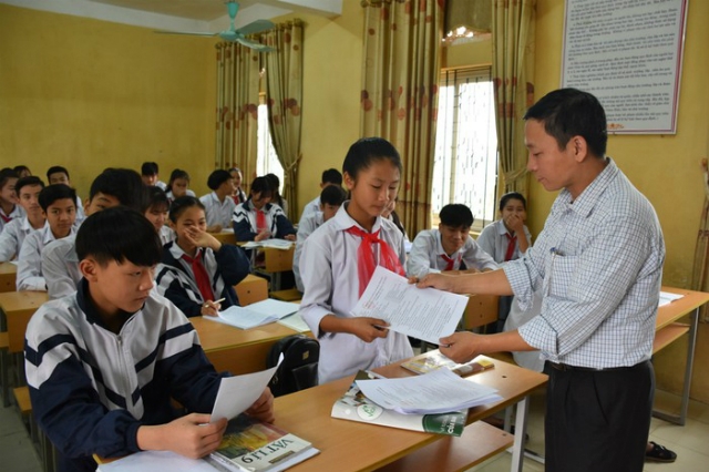 Trung tâm tuyển sinh và quan hệ dạy nghề của Trường Cao đẳng KT-KT Vĩnh Phúc tư vấn cho học sinh trường THCS Lũng Hòa (Vĩnh Tường)