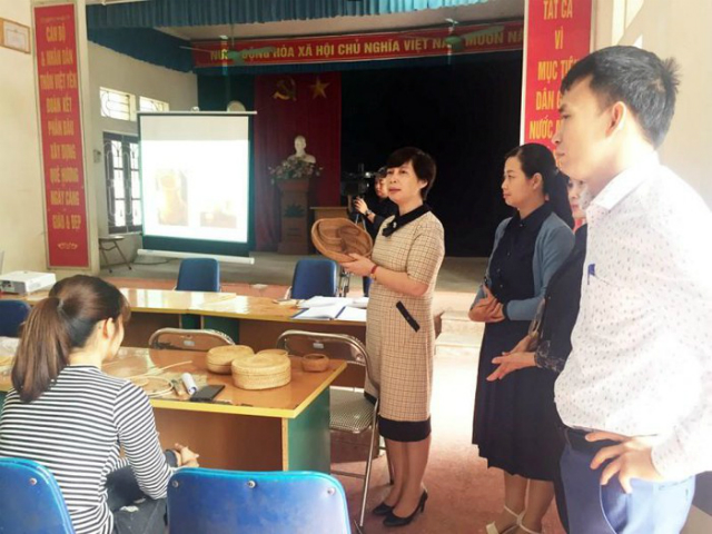 Bà Nguyễn Thanh Nhàn- Phó Giám đốc Sở Lao động- Thương binh và xã hội Tp. Hà Nội kiểm tra thực tế lớp đào tạo nghề mây tre giang đan tại xã Đông Yên, huyện Quốc Oai