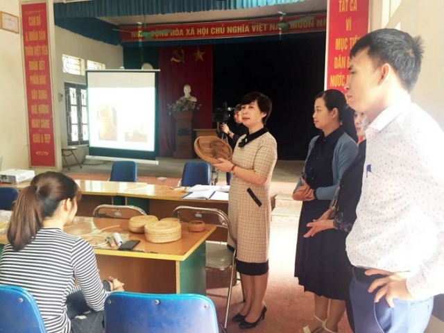 Bà Nguyễn Thanh Nhàn- Phó Giám đốc Sở Lao động- Thương binh và xã hội Tp. Hà Nội kiểm tra thực tế lớp đào tạo nghề mây tre giang đan tại xã Đông Yên, huyện Quốc Oai
