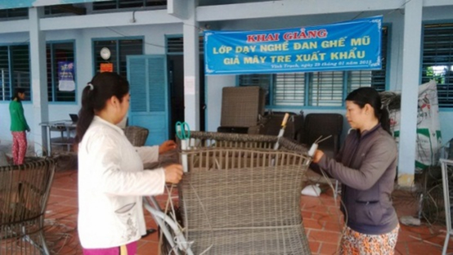 Hợp tác xã nông nghiệp Vĩnh Trạch đang mở ra mô hình liên kết đào tạo, dạy nghề và giải quyết việc làm cho hàng ngàn nông dân tại địa phương.