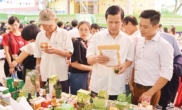 Sản phẩm của các HTX Hà Nội tham gia trưng bày tại Hội nghị kết nối tiêu thụ sản phẩm HTX của Hà Nội và 10 tỉnh, thành phố