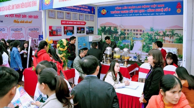 Các cơ sở giáo dục nghề nghiệp tại Quảng Bình trực tiếp trao đổi tư vấn cho các em học sinh.