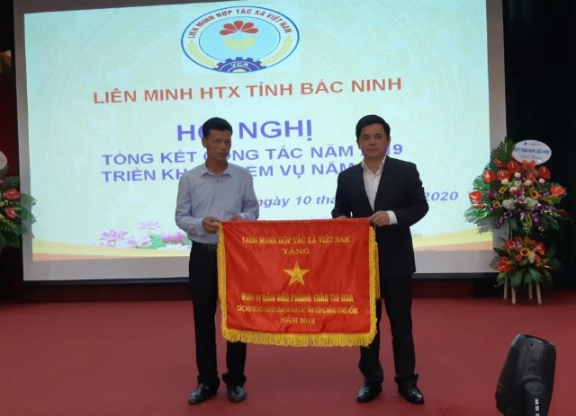 Phó Chủ tịch Liên minh HTX Việt Nam Nguyễn Văn Thịnh trao tặng Cờ thi đua cho HTX xuất sắc của Bắc Ninh.