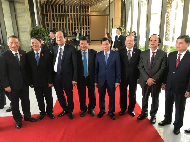 Chủ tịch Nguyễn Ngọc Bảo chụp ảnh cùng các đại biểu