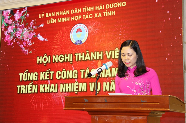 Phó Chủ tịch Liên minh HTX tỉnh Hải Dương Nguyễn Thị Thu Hương báo cáo tại hội nghị
