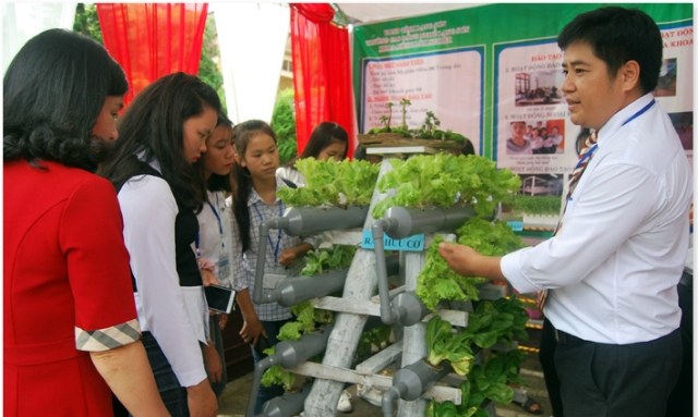 Giảng viên khoa Nông lâm, Trường Cao đẳng nghề Lạng Sơn giới thiệu mô hình sản phẩm hệ thống trồng và tưới cây trồng hiệu quả