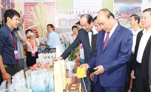 Thủ tướng Nguyễn Xuân Phúc quan tâm việc khơi thông hàng hoá nông sản ĐBSCL qua hệ thống cảng biển