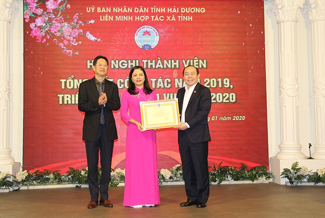 Chủ tịch Nguyễn Ngọc Bảo tặng Bằng khen của Liên minh HTX Việt Nam cho lãnh đạo Liên minh tỉnh HTX Hải Dương