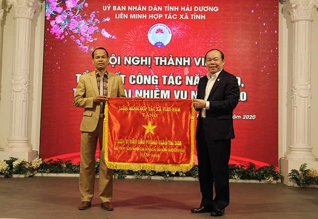 Chủ tịch Nguyễn Ngọc Bảo trao Cờ thi đua cho đơn vị dẫn đầu tỉnh Hải Dương