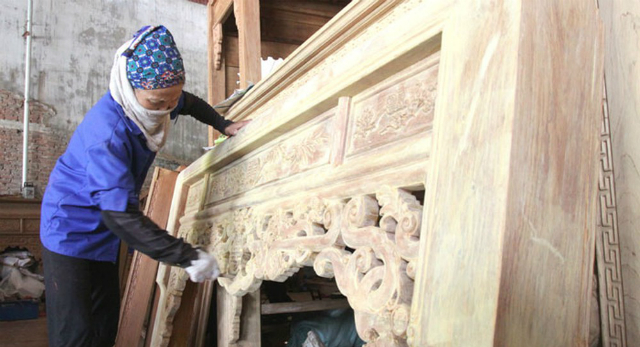 Nhiều lao động nông thôn qua đào tạo nghề đã có việc làm và thu nhập ổn định. Trong ảnh: Sản xuất đồ mộc dân dụng tại xã Vân Hà, huyện Đông Anh.