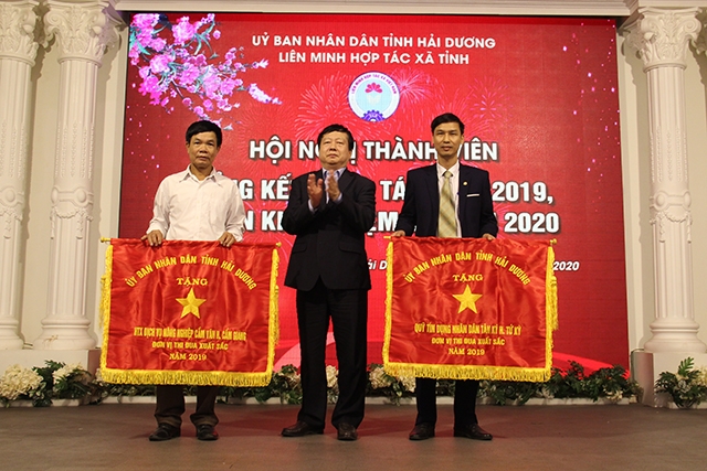 Phó Bí thư tỉnh uỷ, Chủ tịch UBND tỉnh, Trưởng đoàn Đại biểu Quốc hội tỉnh Hải Dương Nguyễn Dương Thái tặng Cờ thi đua của UBND tỉnh cho các tập thể tiêu biểu