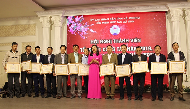 Phó Chủ tịch Liên minh HTX Hải Dương Nguyễn Thị Thu Hương tặng Giấy khen cho các cá nhân, tập thể tiêu biểu