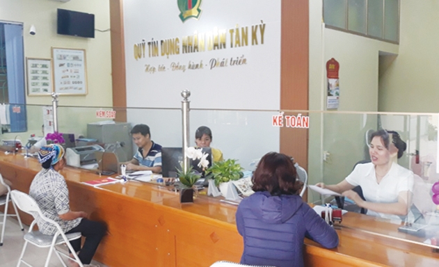 Cán bộ, nhân viên Quỹ TDND Tân Kỳ phục vụ khách hàng là các thành viên và HTX