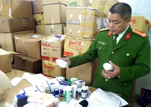 Cơ quan Công an thu giữ 5.441 hộp tân dược giả và hàng nghìn chai, lọ trắng bên trong chứa các viên màu trắng cùng các loại nhãn mác thuốc (Ảnh Internet)